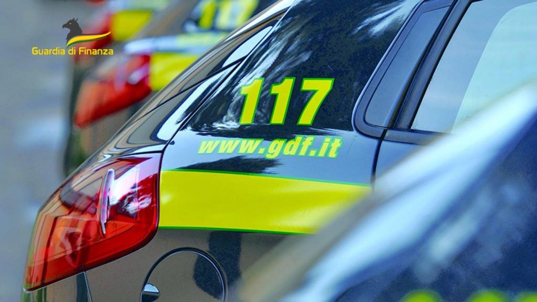 Abiti dismessi e rifiuti tessili, sequestrato capannone di ditta con sede a Somma