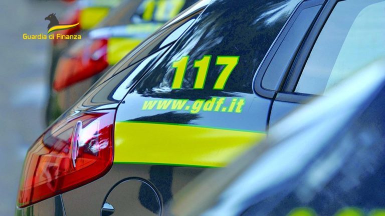 Abiti dismessi e rifiuti tessili, sequestrato capannone di ditta con sede a Somma