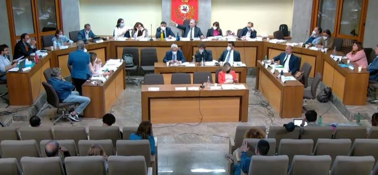 Sicurezza e strisce blu, battaglia in Consiglio tra sindaco e Rinascita: “Nega gravi fatti di criminalità”