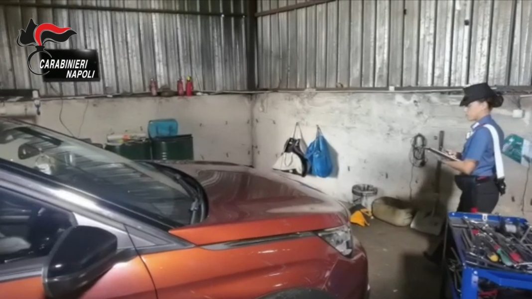 Saviano, scovata fabbrica di ricambi rubati: 5 arresti