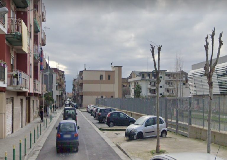 Presa a schiaffi, cane urla e fa arrivare polizia: arrestato marito violento