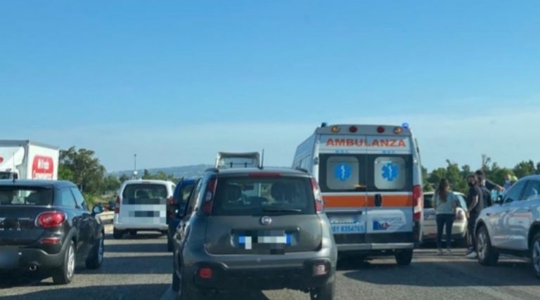 Autista tir perde controllo e finisce contro barriere: auto intrappolate su 7bis