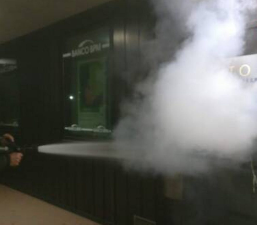 Moglie preleva dal conto per impedirgli di scommettere, lui dà fuoco al bancomat