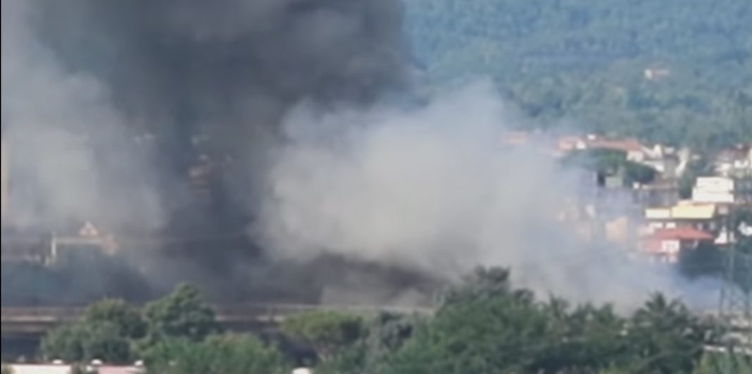 Scampia, campo rom a fuoco. Nube nera e aria irrespirabile anche nei paesi limitrofi