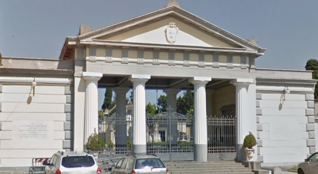 Paura al cimitero di Acerra, mezzo in fiamme nella notte
