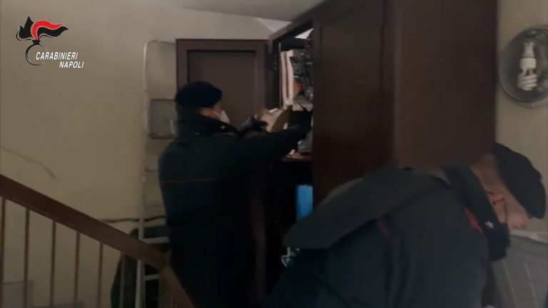 Vanno a casa sua ad Ottaviano coi cani antidroga e trovano cocaina pronta alla vendita