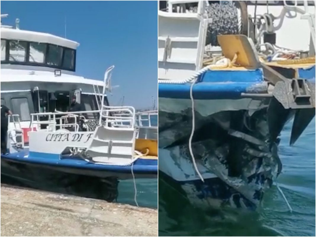 Aliscafo diretto a Ischia urta contro il Molo San Vincenzo