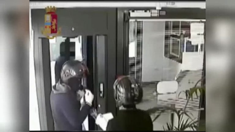 Rapina in una banca romana, arrestato a Nola