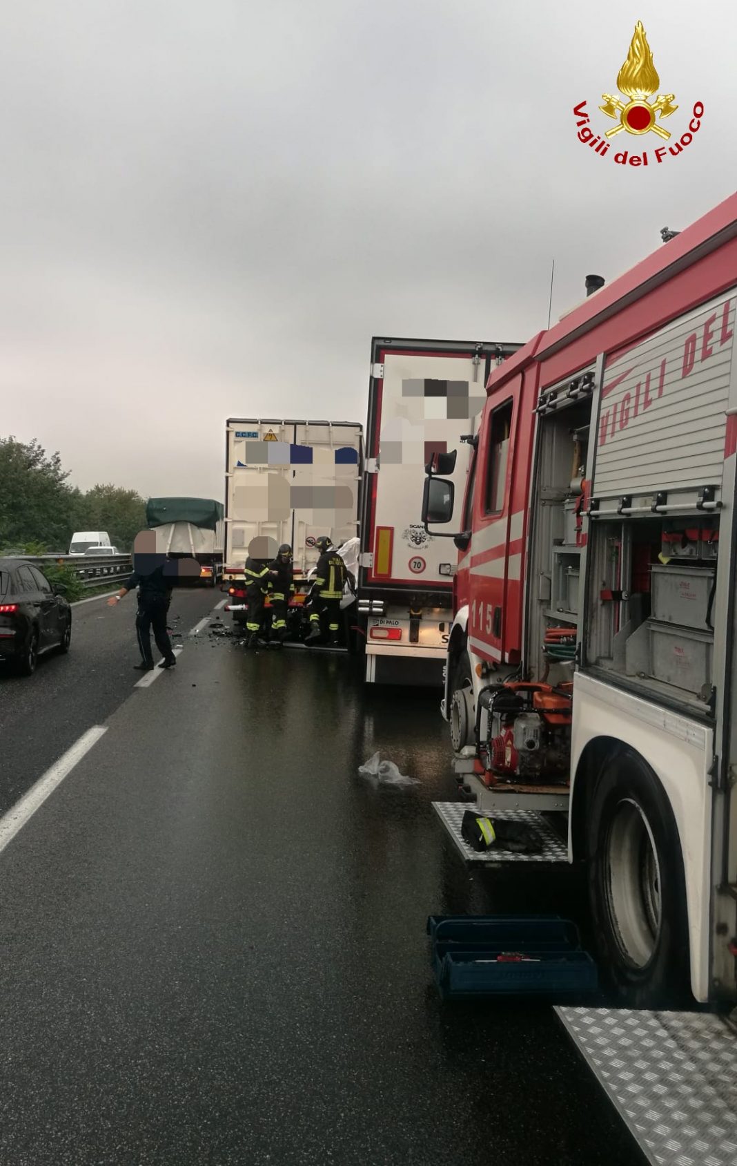 Scontro tra tir sulla 7bis, auto schiacciata: muore conducente di San Giorgio