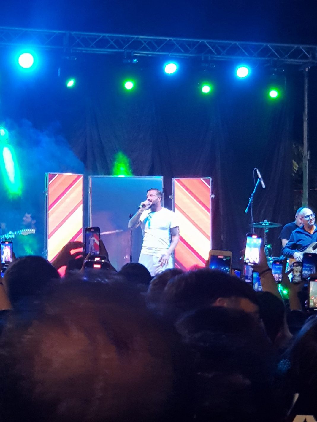 Somma Vesuviana, neomelodici in concerto per la Festa di San Gennaro. Dopo le polemiche la piazza gremita.