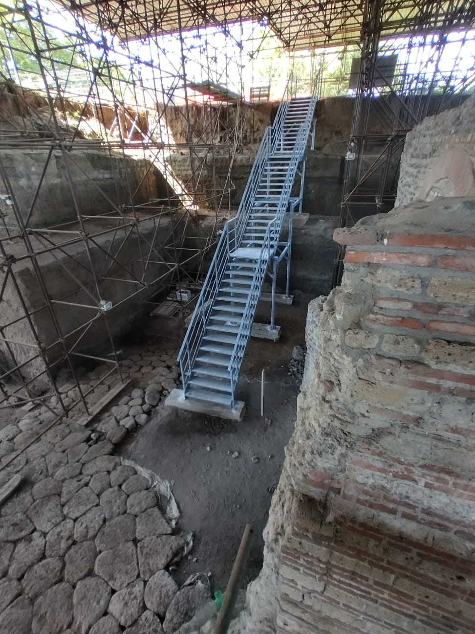 Scavi archeologici di Somma Vesuviana, imprenditore dona nuova scala d’accesso