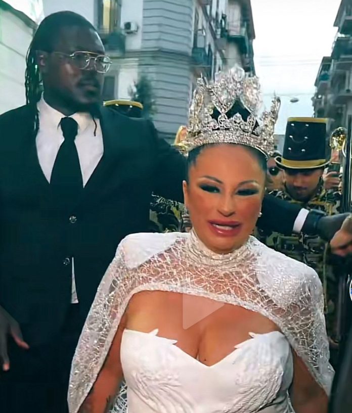 Rita De Crescenzo: la tiktoker inaugura il suo “Svergognata Shop” vestita da regina, tra acclamazioni e critiche