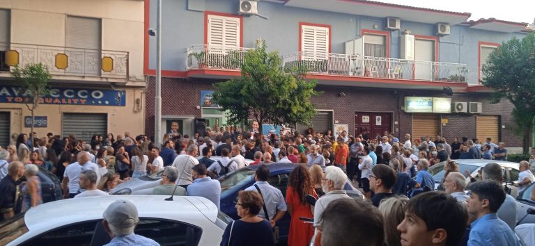 A Pomigliano bagno di folla per Di Maio: “Qui le destre colpirono l’Alenia” (foto)