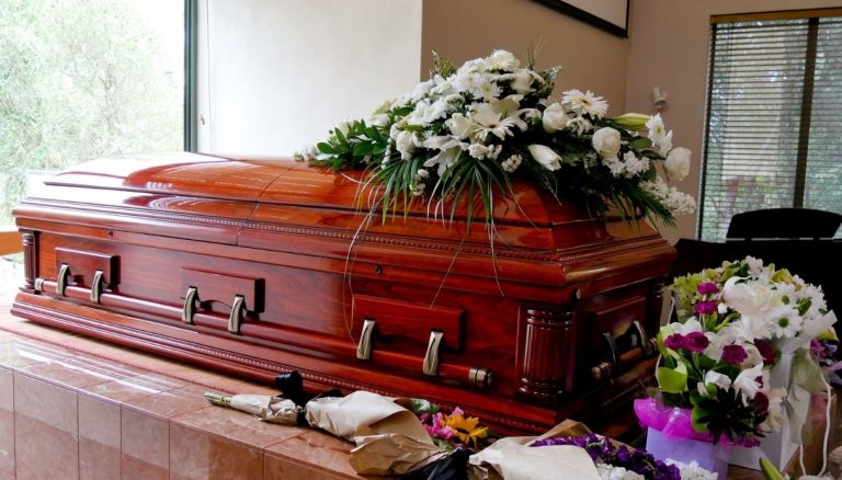 Rubano carro funebre prima del funerale