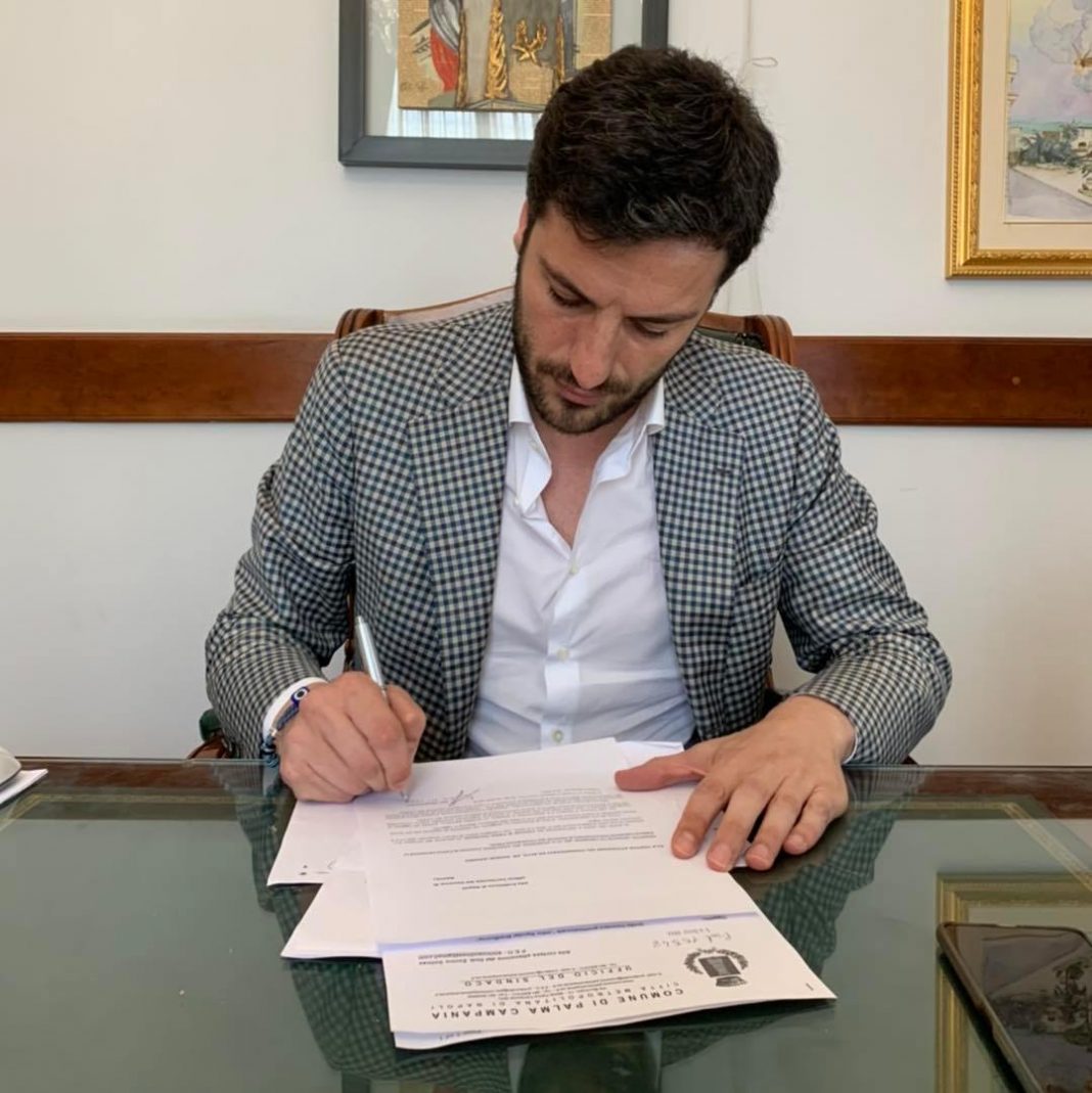 Sindaco ai domiciliari sospeso, le intercettazioni: “Arrivano 20 milioni, li gestiamo io e te?”