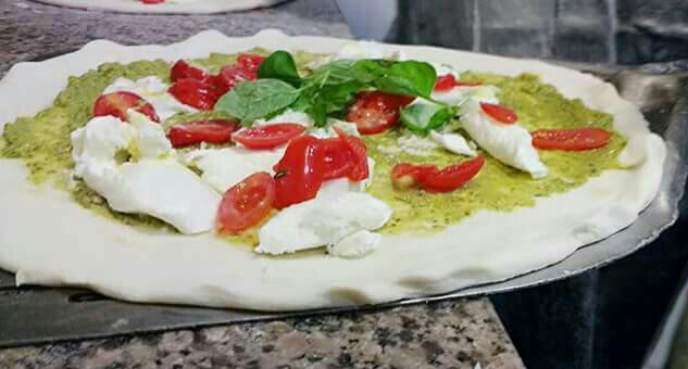 Non riesce a pagare bollette, chiude pizzeria di Pomigliano: “Avevamo resistito al Covid”
