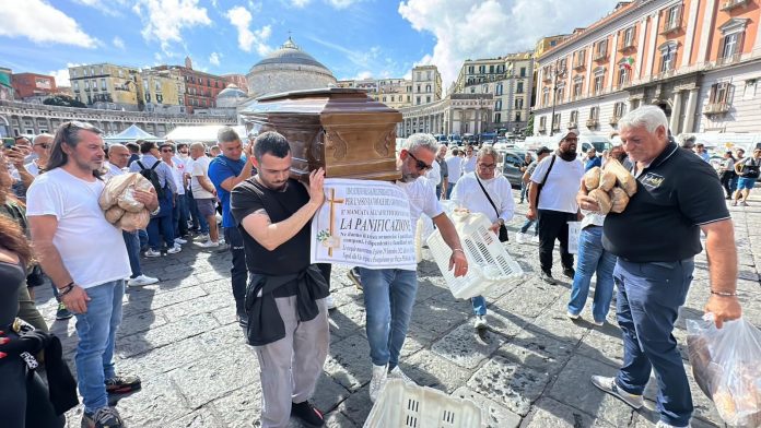Napoli. Manifesti funebri, bara e pane gratis: così i panificatori manifestano contro il caro-bollette