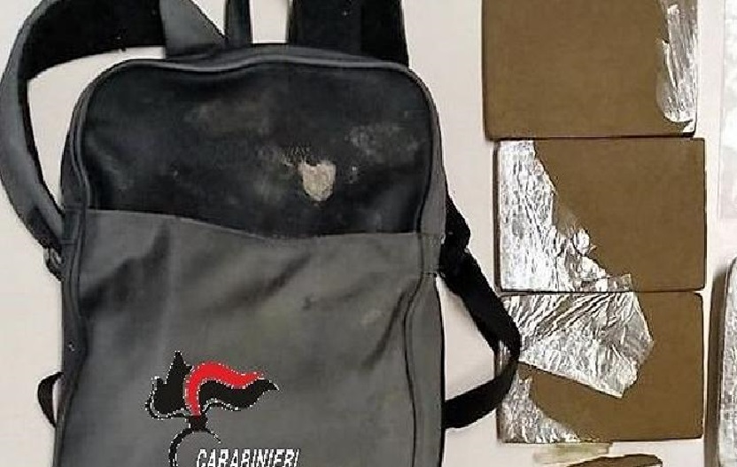 Spaccio tra giovanissimi a Somma: 18enne trovato con un etto di hashish nello zaino della scuola