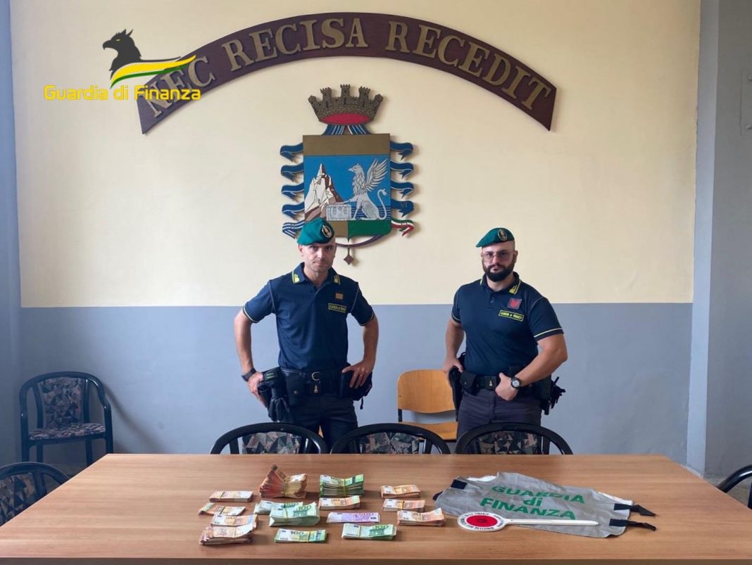 Percettore Reddito fiuta affare e si mette a vendere soldi falsi al mercato: trovato con 139mila euro fasulli