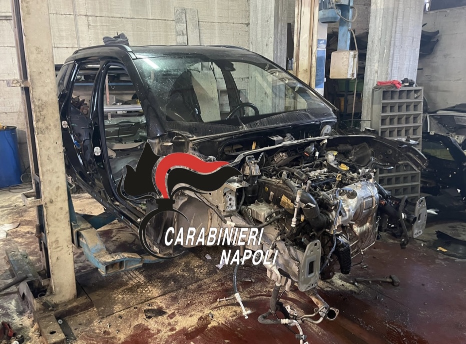 Sant’Anastasia, Gps su Jeep rubata fa scoprire officina per ripulire auto: fermati 2 meccanici