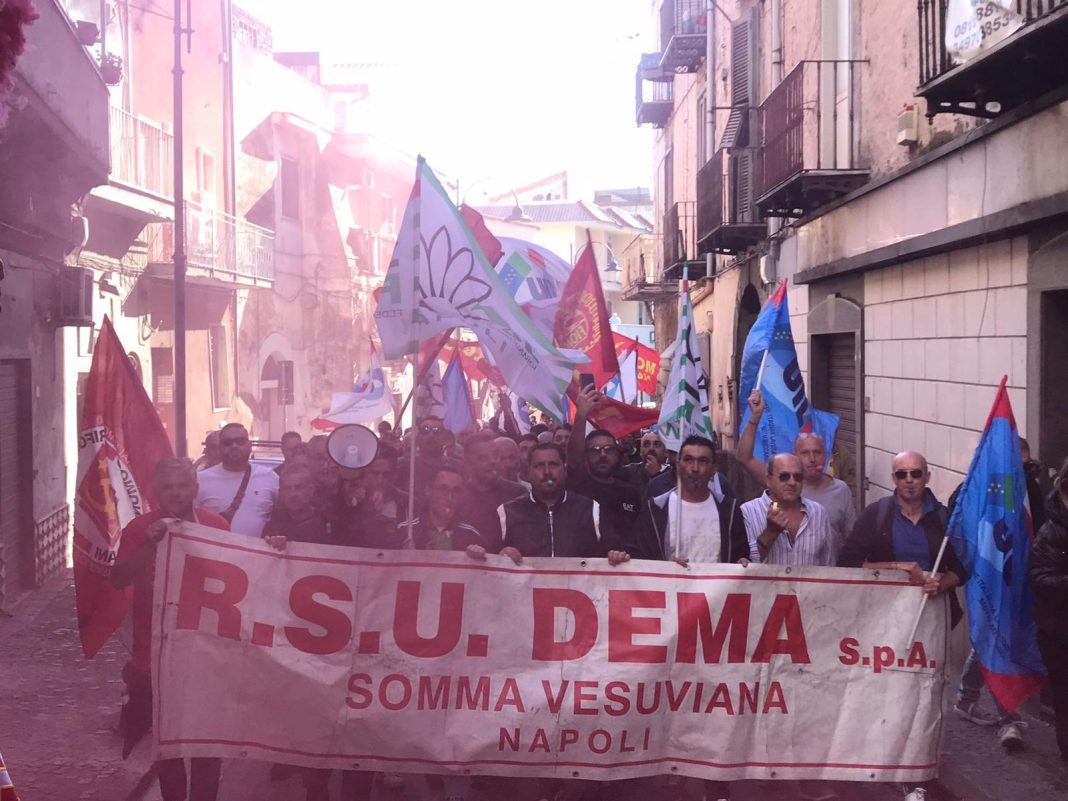 Somma Vesuviana. Protesta pacifica dei dipendenti della Dema contro l'azienda.