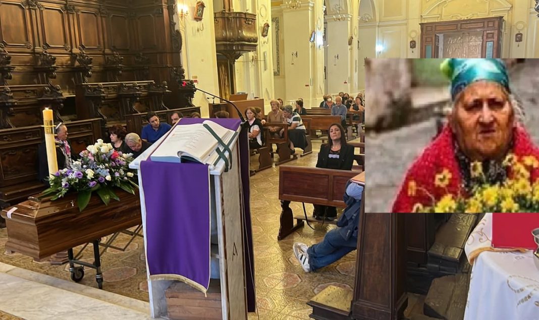 “Giustizia per Nunziatina”: la promessa del sindaco nel giorno dei funerali a Somma