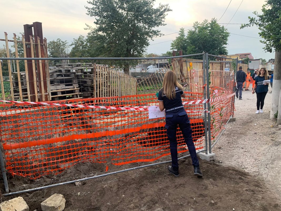 Marigliano, sprofonda la strada dopo transito tir: sequestrato cantiere