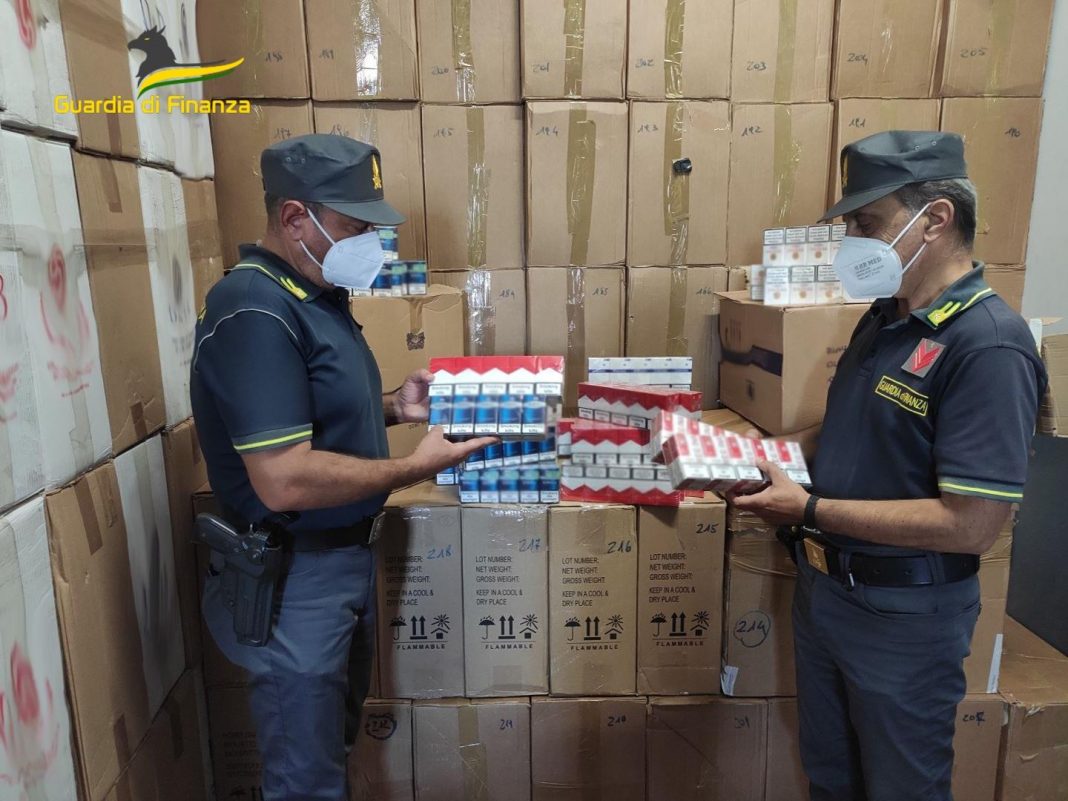 Finanza di Nola va a casa di un pregiudicato e trova 200 chili di sigarette in garage