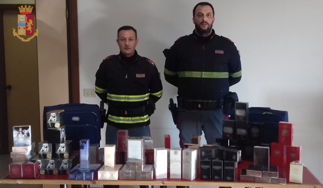 Portici, fermati da polizia con profumi falsi in auto
