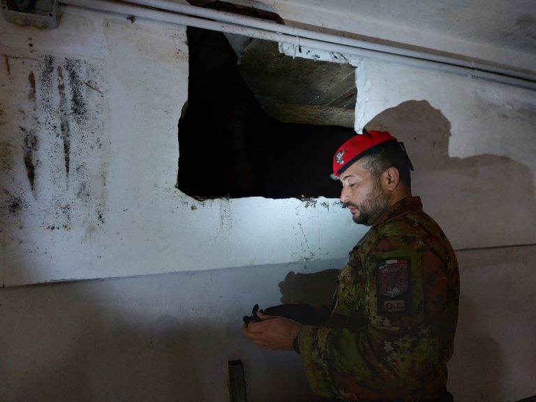 Carabinieri scoprono 4 nascondigli per droga e armi