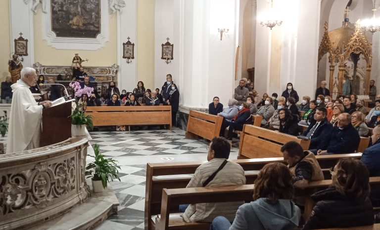 Don Peppino mandato via e rimasto solo: in chiesa l’addio a Pomigliano