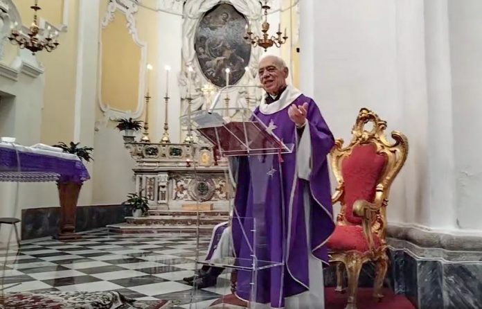 Don Peppino , ieri, durante l'ultima messa Don Peppino , ieri, durante l'ultima messa