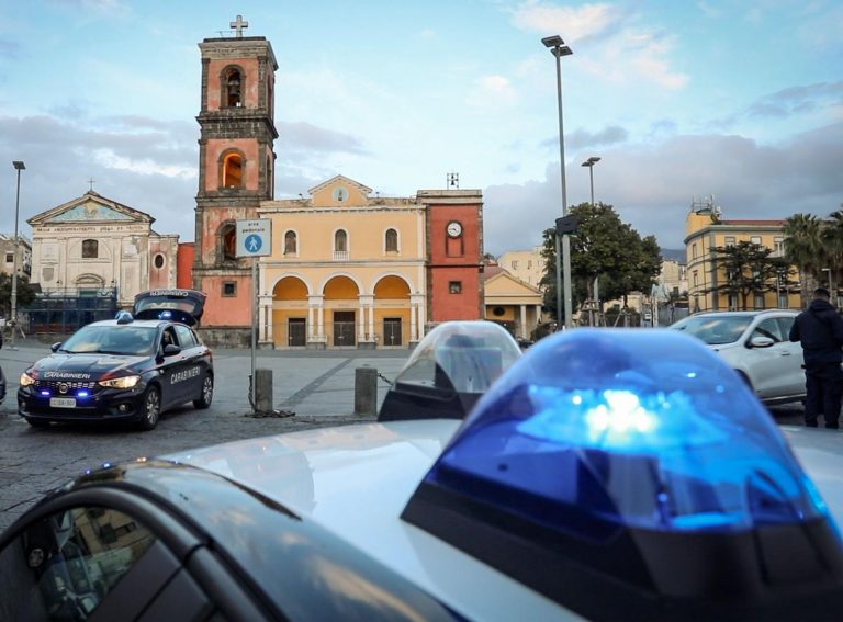 Lancia barattolo con cocaina durante fuga, si ritrova carabinieri in casa al ritorno