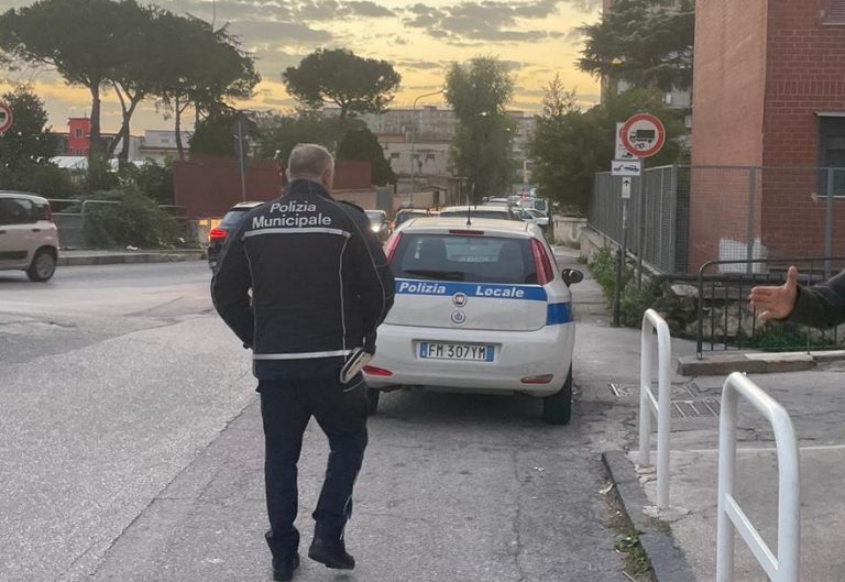 Agente si finge cliente e fa chiudere parrucchiere abusivo