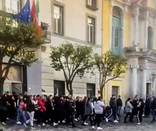 la protesta di ieri degli abitanti della 219 davanti al Comune
