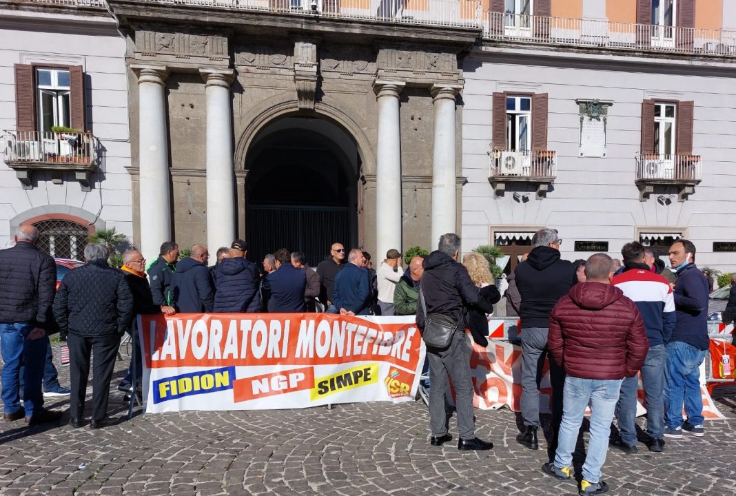 Una manifestazione alla Prefettura degli ex operai Montefibre