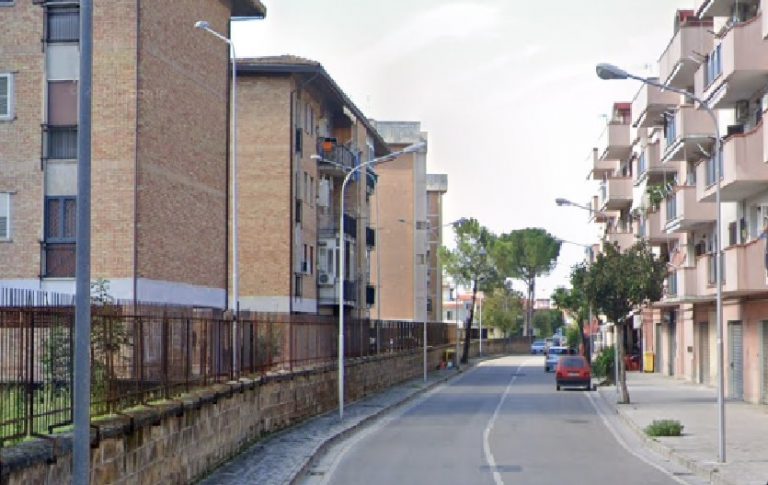 Fugge dai domiciliari con la pistola sparachiodi, carabinieri lo fermano e lui morde