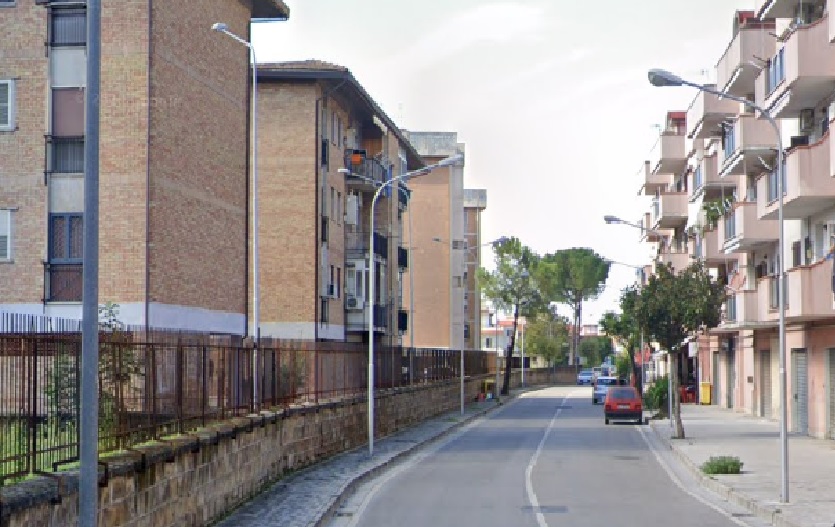 Fugge dai domiciliari con la pistola sparachiodi, carabinieri lo fermano e lui morde