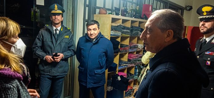 1673461158111_edited Salvatore Canrtone (a dx in primo piano) e il sindaco Gianluca Del Mastro (al centro, col giubbotto blu) parlano con una commerciante nel suo negozio