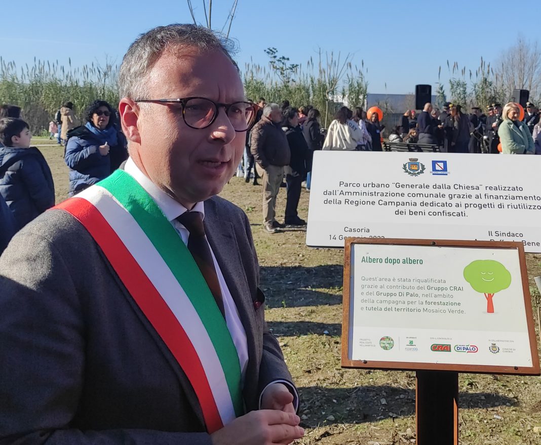 Sindaco consegna chiavi della città ai nuovi nati: patto per il futuro