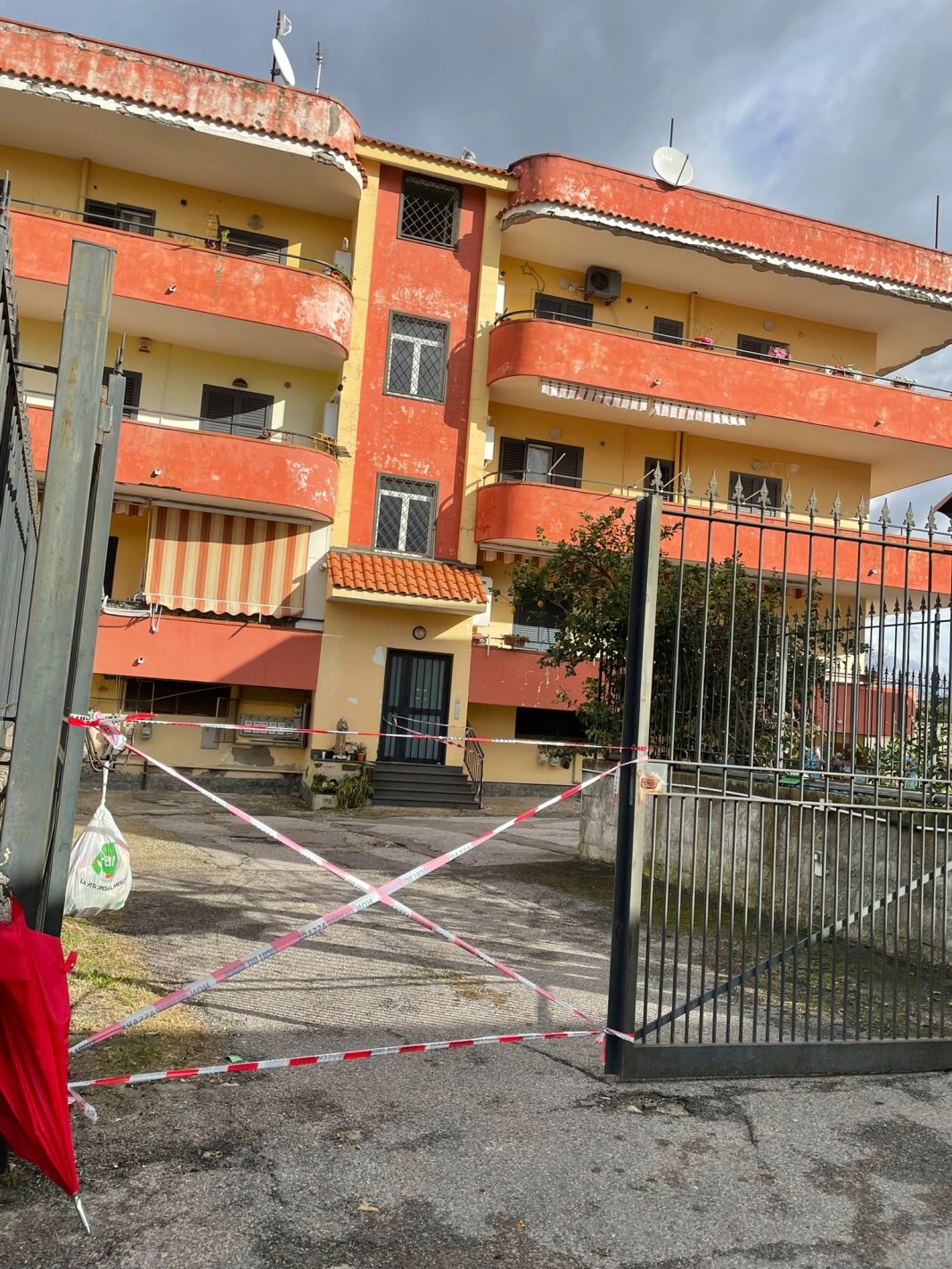 Famiglie sgomberate a Somma, il Comune sbarra palazzo a rischio crollo: “E’ inagibile”