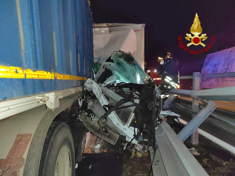 Scontro fatale in autostrada a Nola, muore coppia
