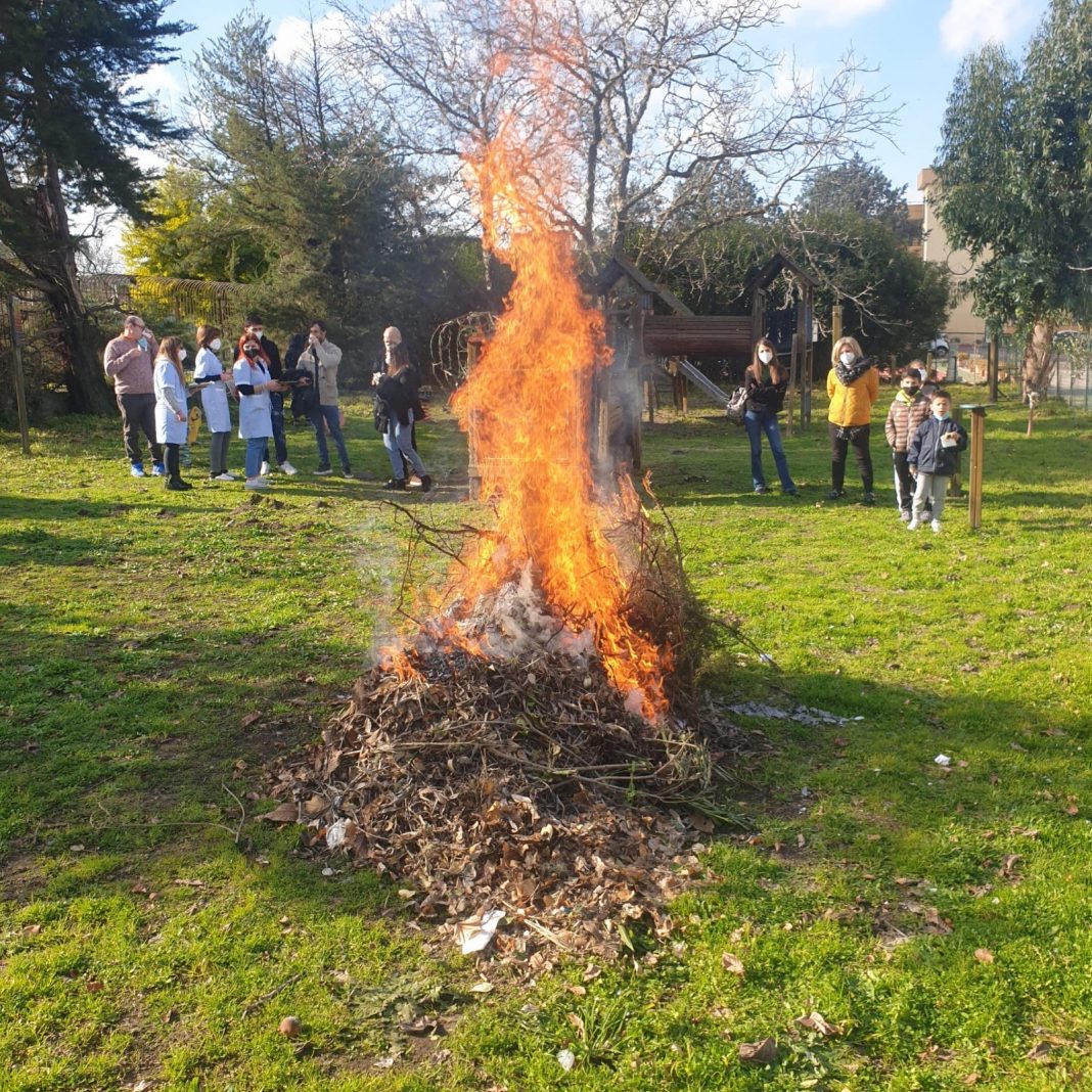 Bruciamo il seme della cattiveria: la manifestazione all’istituto Montessori di Somma