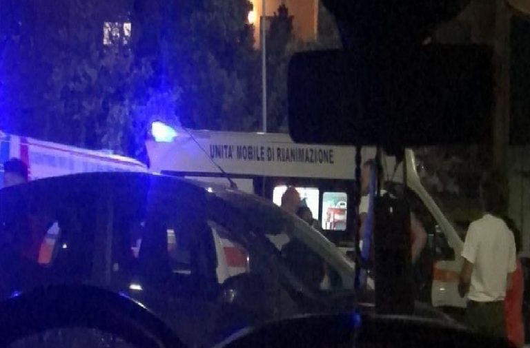 Due auto di giovani si scontrano, 5 feriti: muore una 19enne Due auto di giovani si scontrano, 5 feriti: muore una 19enne