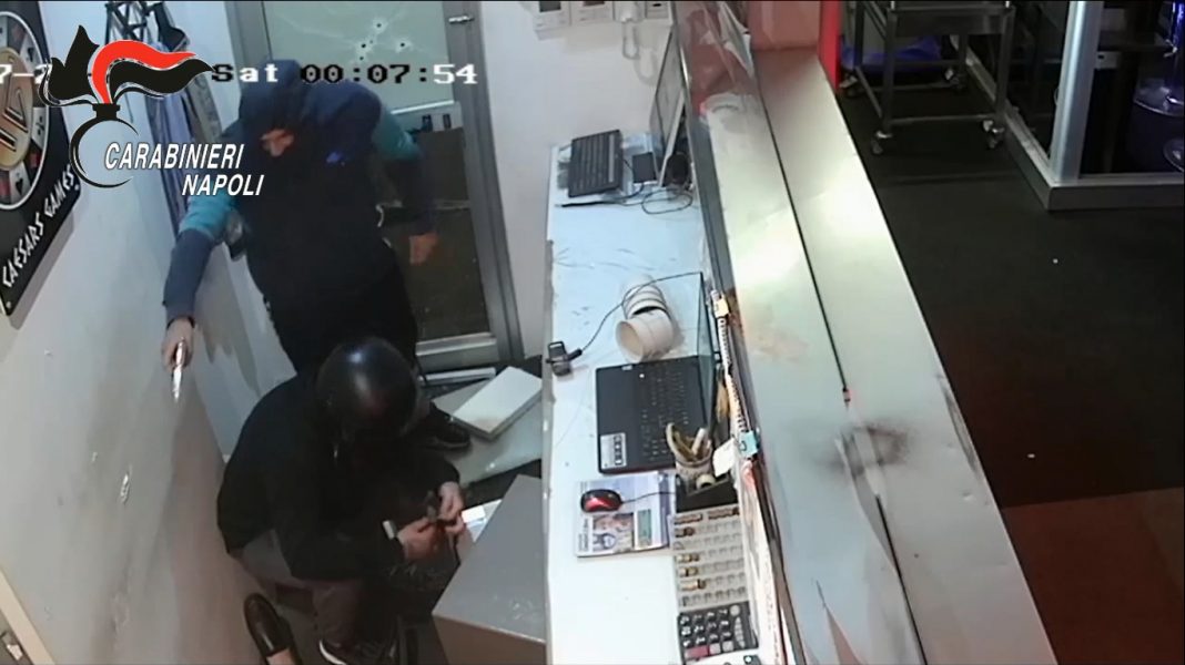 Casalnuovo, rapina choc alla sala scommesse: dipendente legato e picchiato