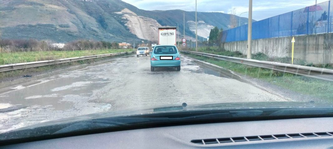 Scenario di guerra sulla Nola-Marigliano: “Voragini occupano tutta la strada”