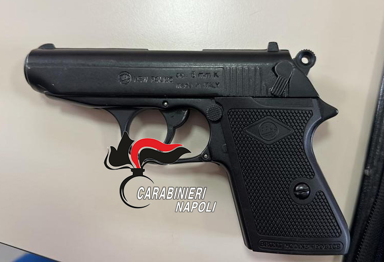 A 14 anni va a scuola con la pistola: gli è caduta di tasca davanti alla prof