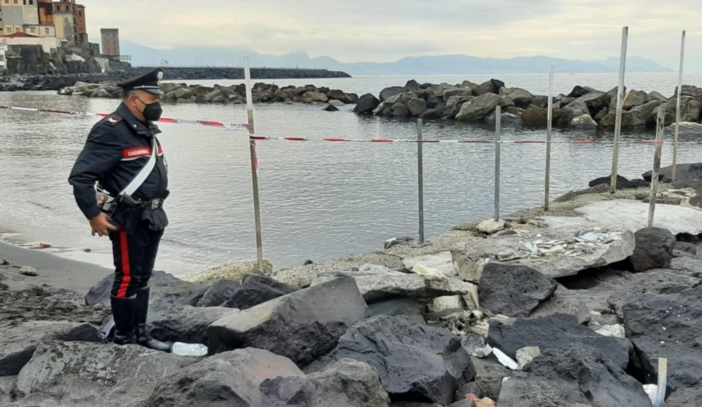 Uccide figlio di 2 anni in spiaggia: “Ma lei non ricorda nulla”