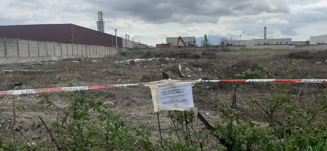 Acerra, dai cespugli spunta una discarica di amianto: scatta sequestro