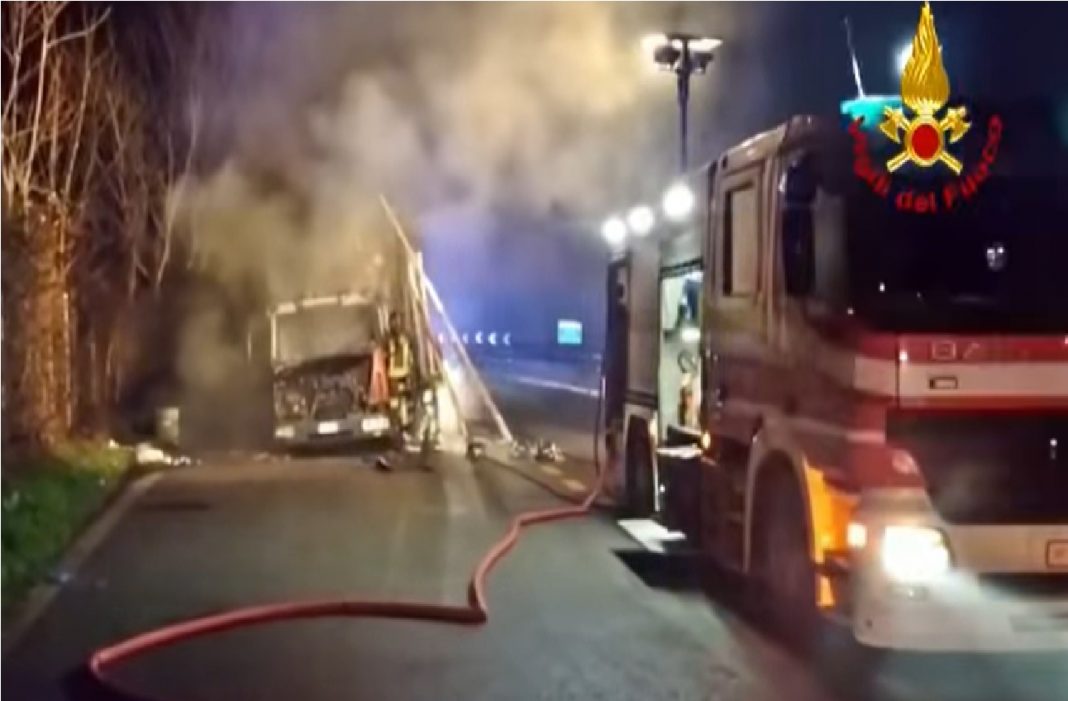 Camion carico di fiori e piante prende fuoco in autostrada